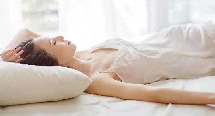 睡醒总腰酸？平躺腰下垫个枕头，上班族、孕妈都能睡舒服