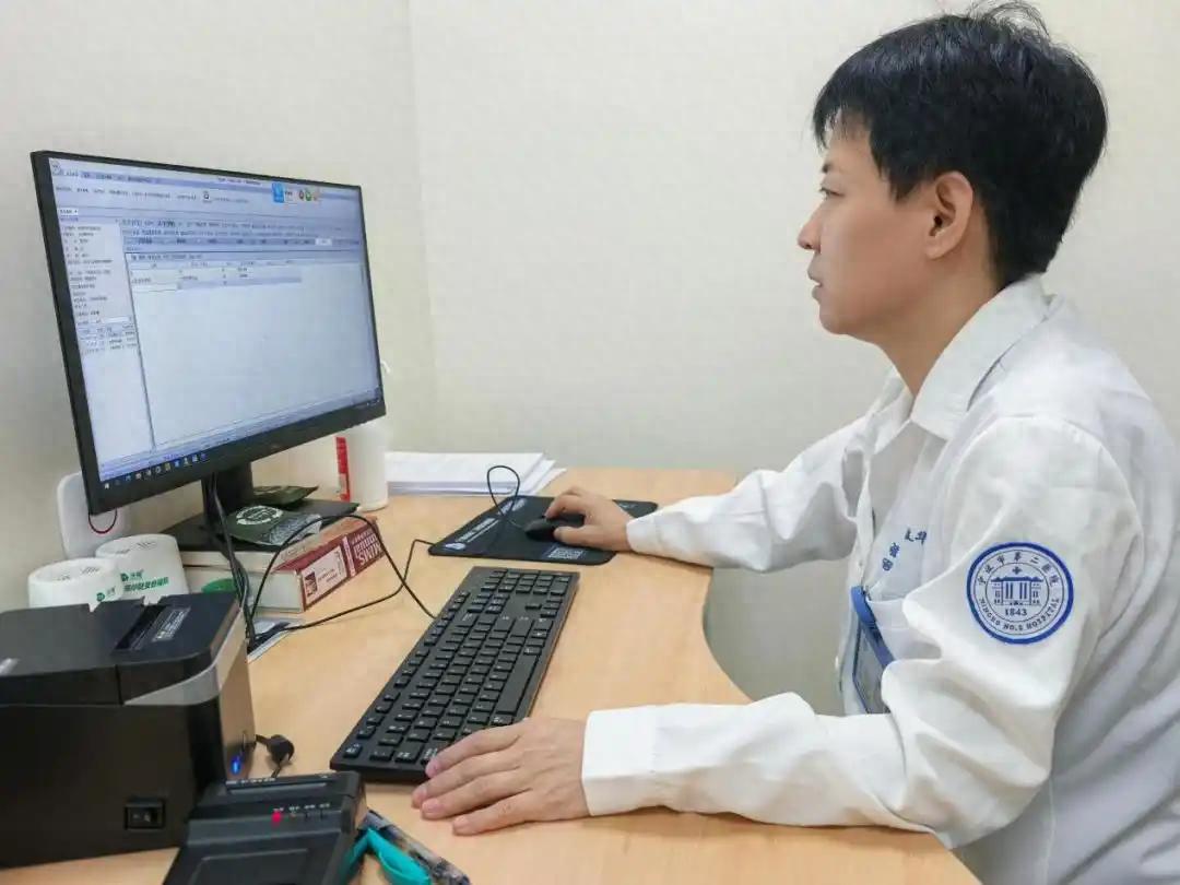 17岁女孩网购廉价点痣膏自行使用，面部严重毁容，医生告诫切勿