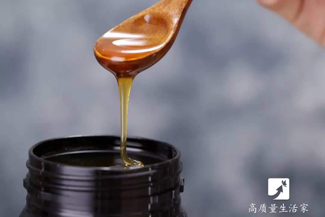 把白酒倒进蜂蜜里,假蜂蜜立刻现原形,再也不怕买到假的了!(图7)