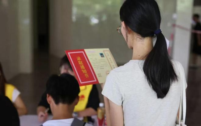617分被985高校录取，竟然选择复读，背后原因太扎心了！