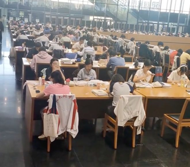 幼稚！高考全省260名瞧不上2600名室友要退学，港中深校长当场说：半年后谁厉害还不一定(图4)