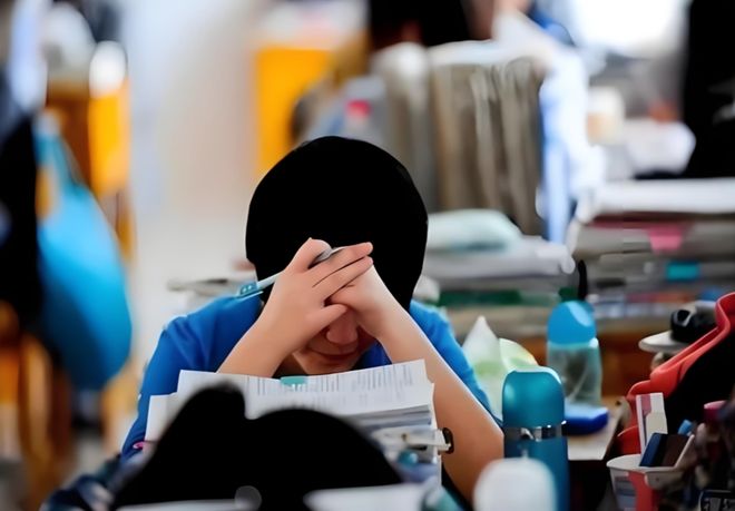 幼稚！高考全省260名瞧不上2600名室友要退学，港中深校长当场说：半年后谁厉害还不一定(图5)