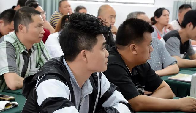 小学下发通知，家长会要求穿白上衣、黑裤或过膝长裙，不得穿吊带等随意服饰，学校回应(图2)