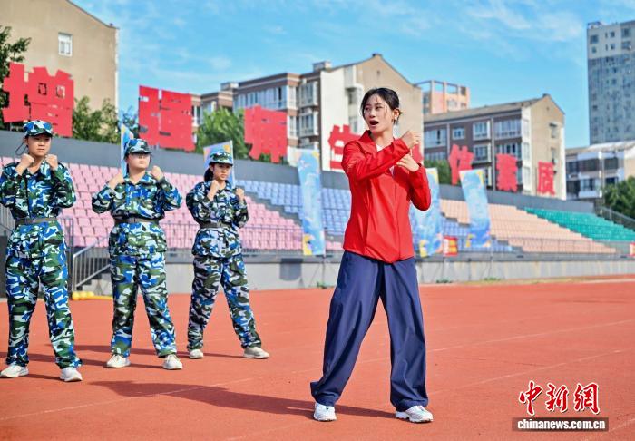 陕西：武术、散打冠军走进校园 以武育人激励少年逐梦