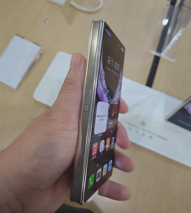 华为Mate XT 2线下体验:折叠屏天花板,但离完美还差口气(图3)