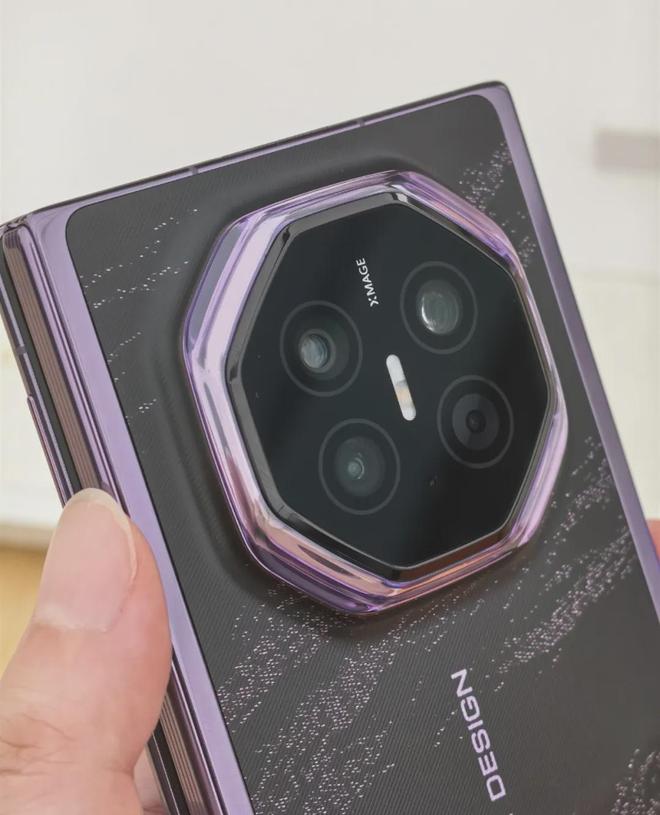 华为Mate XT 2线下体验:折叠屏天花板,但离完美还差口气(图6)