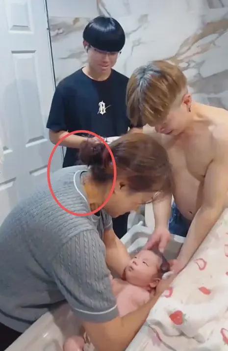 “他能上小学都算祖坟冒青烟!”一家五口颠覆认知:黄毛的爷爷,满背的奶奶(图3)