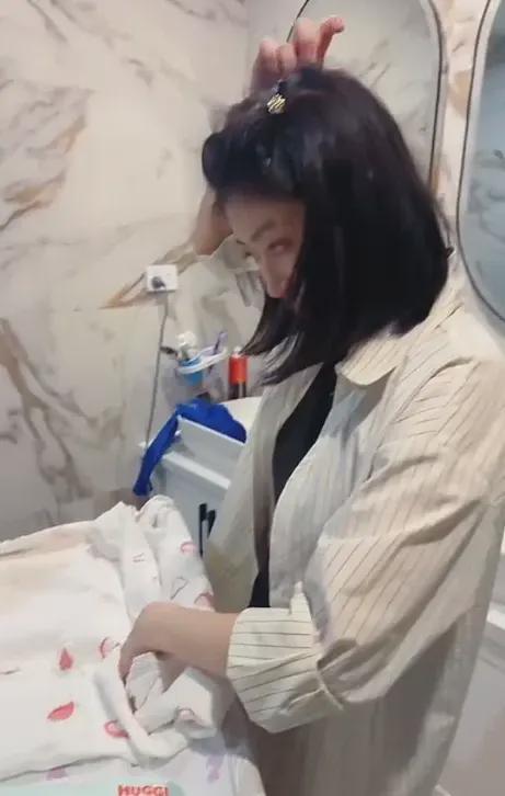 “他能上小学都算祖坟冒青烟!”一家五口颠覆认知:黄毛的爷爷,满背的奶奶(图6)